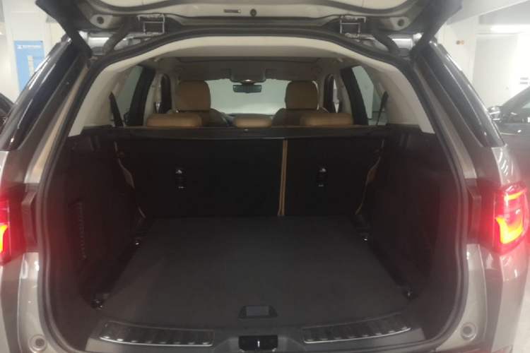 Used Land Rover Discovery Sport 2024 Luxury Custom Edition Trunk
