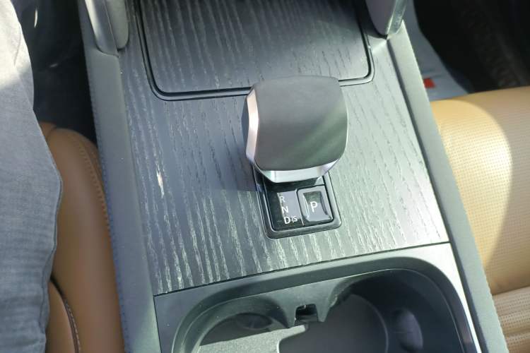 Used Land Rover Discovery Sport 2024 Luxury Custom Edition Gear Lever