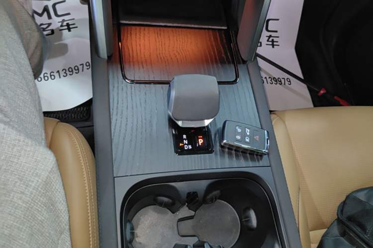 Used Land Rover Discovery Sport 2024 Luxury Custom Edition Gear Lever