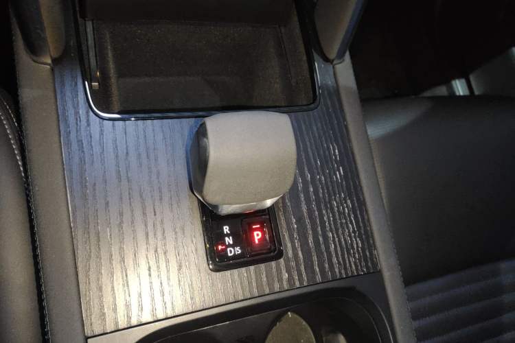 Used Land Rover Discovery Sport 2024 Luxury Custom Edition Gear Lever