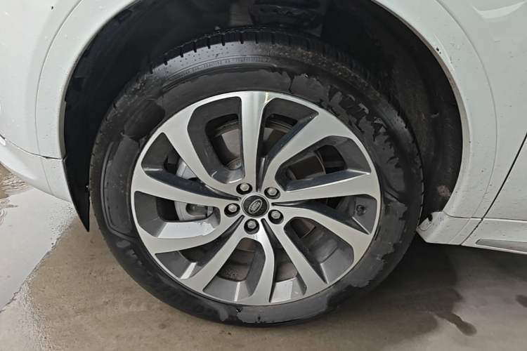 Used Land Rover Discovery Sport 2024 Performance Tech Edition Left Front Wheel Hub