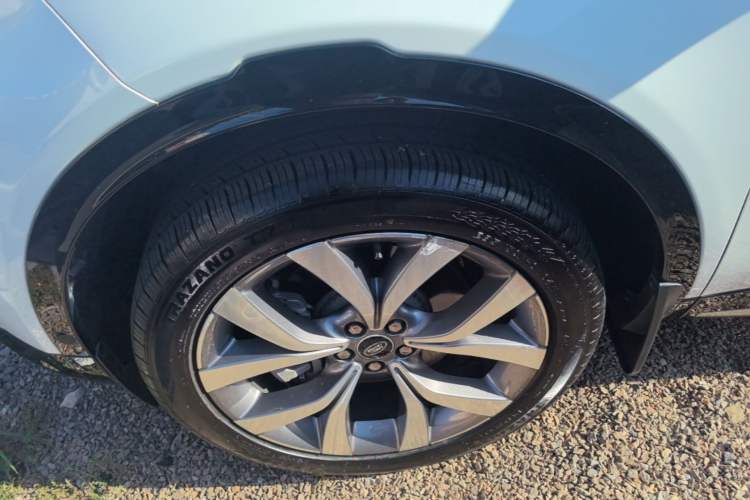 Used Land Rover Discovery Sport 2024 Luxury Custom Edition Left Front Wheel Hub