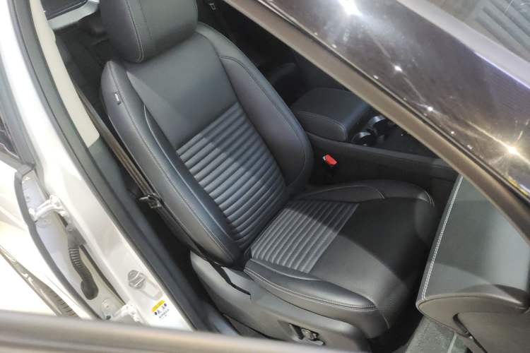 Used Land Rover Discovery Sport 2024 Luxury Custom Edition Right Front Seat