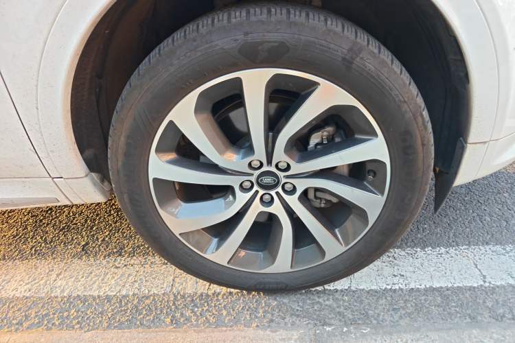 Used Land Rover Discovery Sport 2024 Performance Tech Edition Right Front Wheel Hub