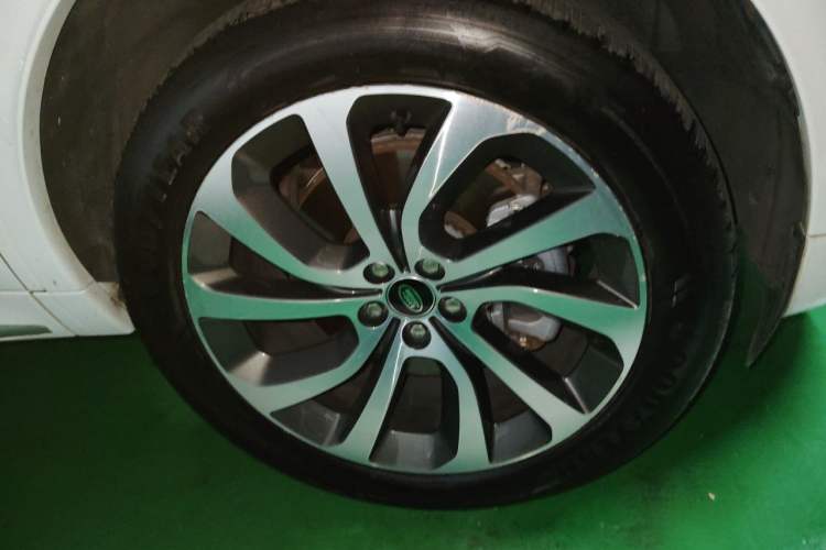 Used Land Rover Discovery Sport 2024 Performance Tech Edition Right Front Wheel Hub