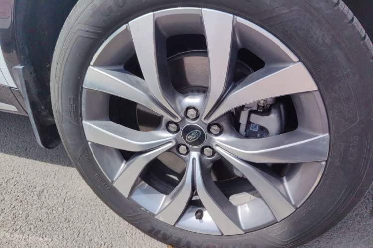Used Land Rover Discovery Sport 2024 Luxury Custom Edition Right Front Wheel Hub