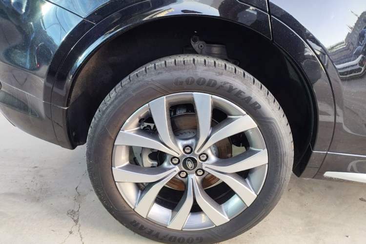 Used Land Rover Discovery Sport 2025 249 PS Performance Tech Edition Exterior 5