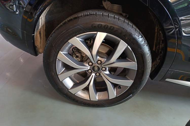 Used Land Rover Discovery Sport 2025 249 PS Performance Tech Edition Exterior 5