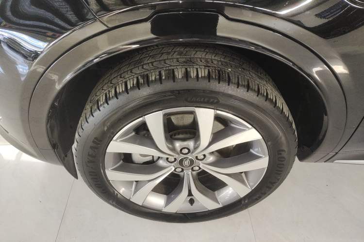Used Land Rover Discovery Sport 2025 249 PS Performance Tech Edition Left Front Wheel Hub