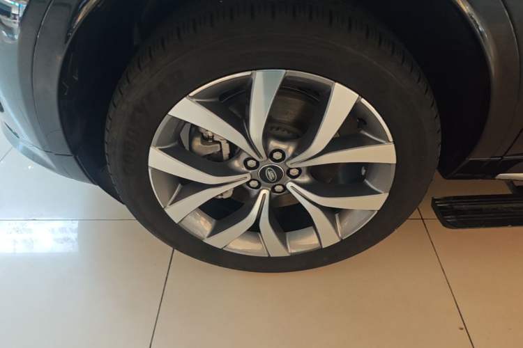 Used Land Rover Discovery Sport 2025 249 PS Performance Tech Edition Left Front Wheel Hub