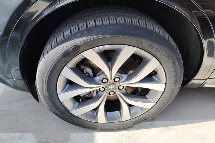 Used Land Rover Discovery Sport 2025 249 PS Performance Tech Edition Left Front Wheel Hub