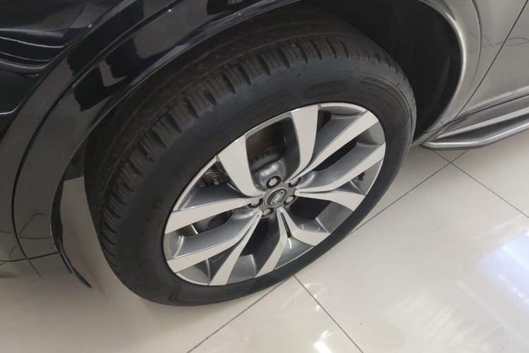 Used Land Rover Discovery Sport 2025 249 PS Performance Tech Edition Left Front Wheel Hub