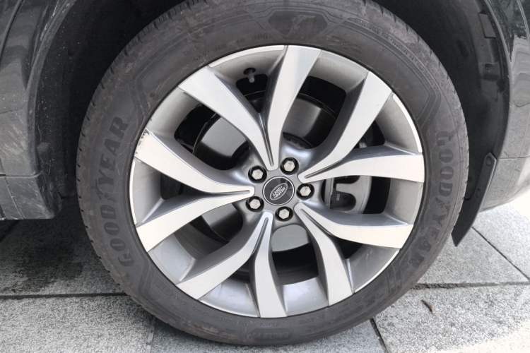Used Land Rover Discovery Sport 2025 249 PS Performance Tech Edition Right Front Wheel Hub
