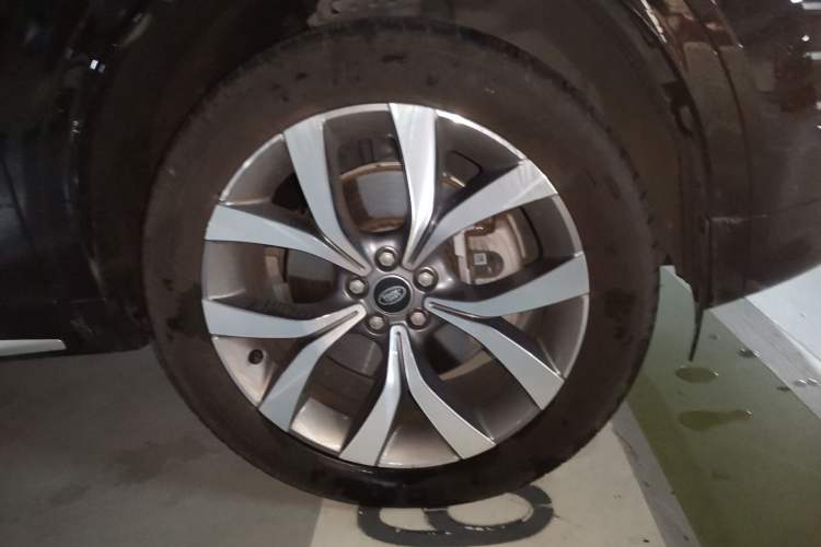 Used Land Rover Discovery Sport 2025 249 PS Performance Tech Edition Right Front Wheel Hub