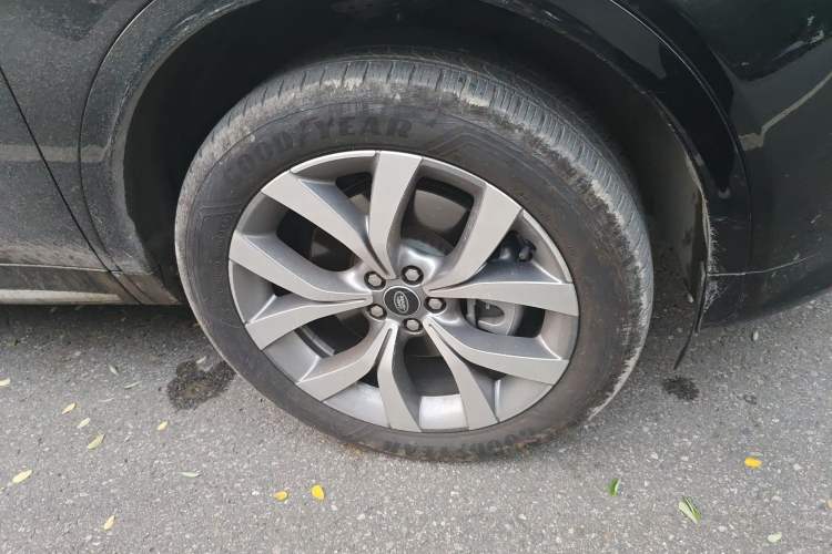Used Land Rover Discovery Sport 2025 249 PS Performance Tech Edition Right Front Wheel Hub