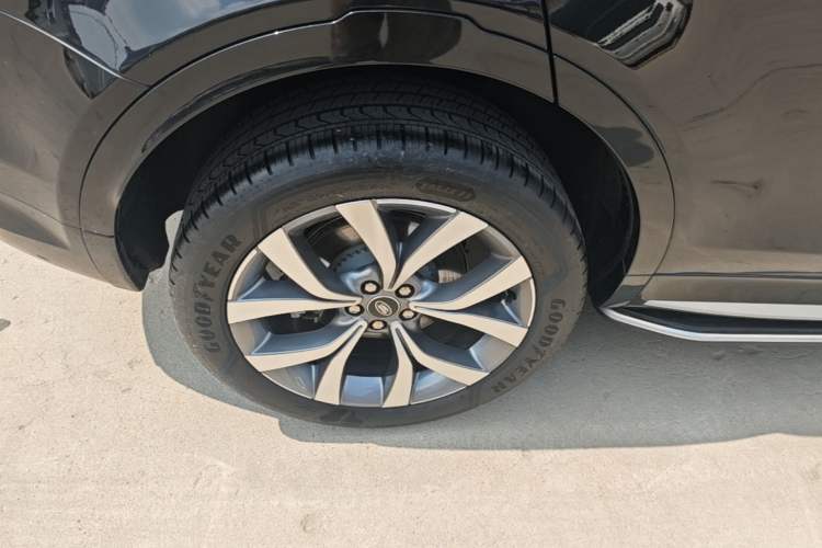 Used Land Rover Discovery Sport 2025 249 PS Performance Tech Edition Right Rear Wheel Hub