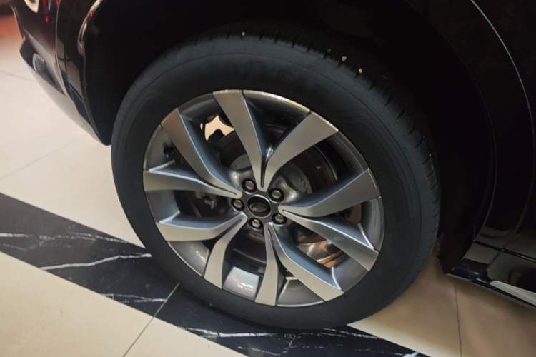 Used Land Rover Discovery Sport 2025 249 PS Performance Tech Edition Right Rear Wheel Hub