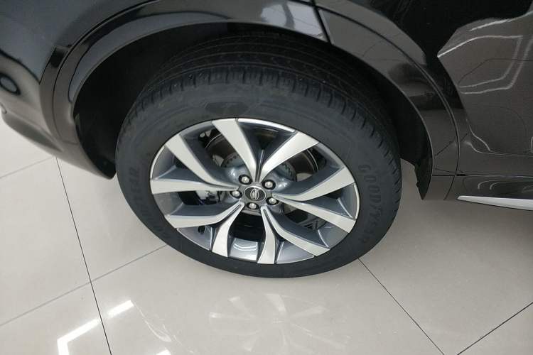 Used Land Rover Discovery Sport 2025 249 PS Performance Tech Edition Right Rear Wheel Hub