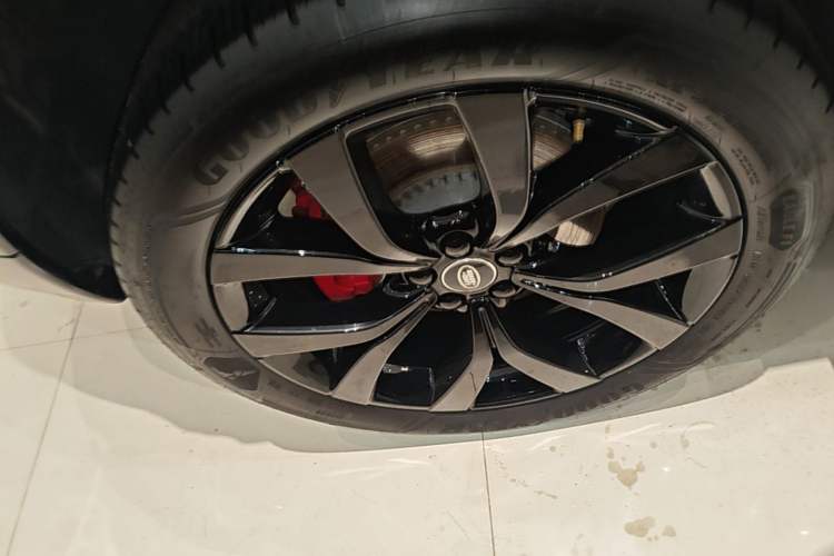 Used Land Rover Discovery Sport 2025 249 PS Performance Tech Edition Right Rear Wheel Hub