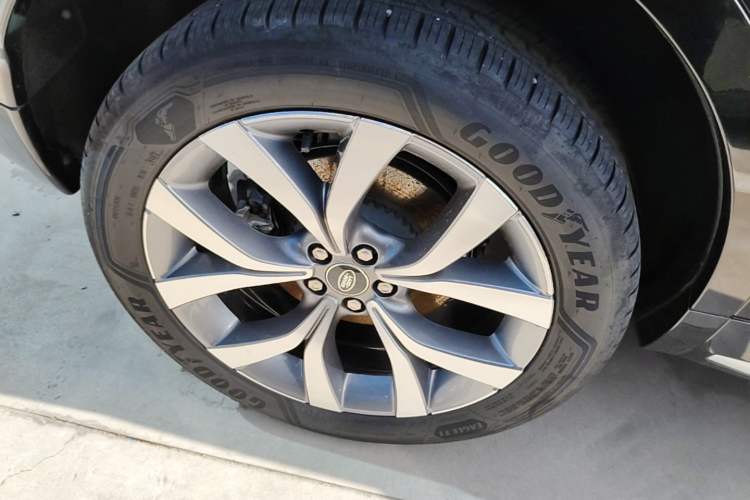 Used Land Rover Discovery Sport 2025 249 PS Performance Tech Edition Right Rear Wheel Hub