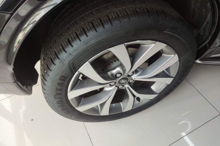 Used Land Rover Discovery Sport 2025 249 PS Performance Tech Edition Right Rear Wheel Hub