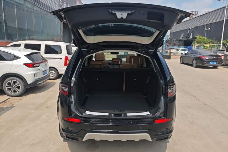 Used Land Rover Discovery Sport 2025 249 PS Performance Tech Edition Trunk