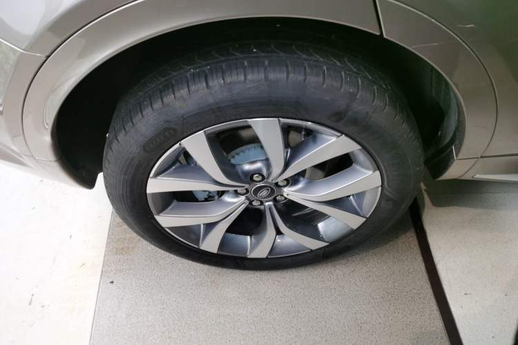 Used Land Rover Discovery Sport 2025 249 PS Performance Tech Edition Right Rear Wheel Hub