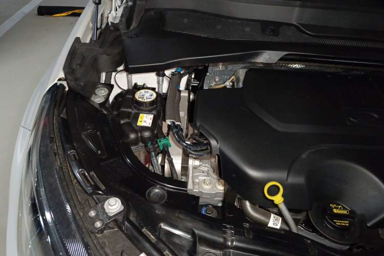 Used Land Rover Discovery Sport 2025 249 PS Performance Tech Edition Engine Bay Right