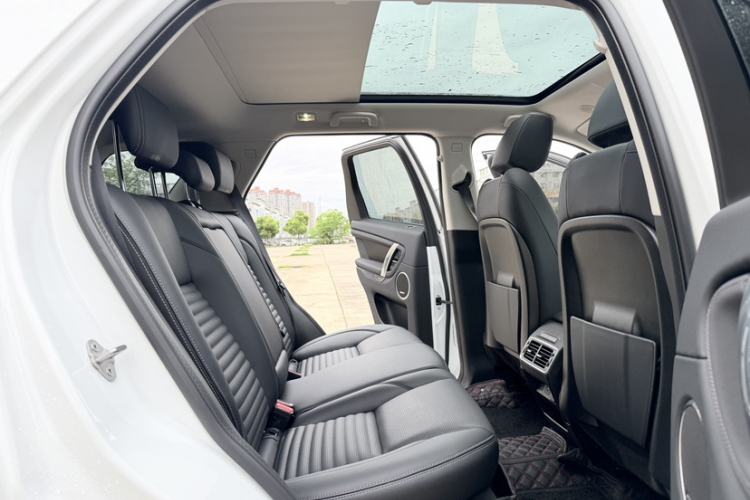 Used Land Rover Discovery Sport 2025 249 PS Performance Tech Edition Interior 9