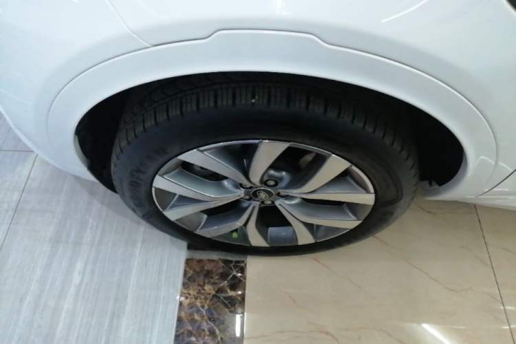 Used Land Rover Discovery Sport 2025 249 PS Performance Tech Edition Left Front Wheel Hub
