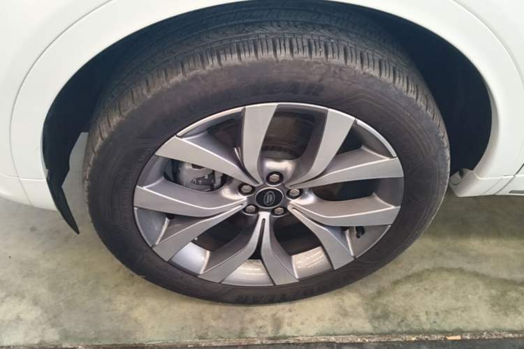Used Land Rover Discovery Sport 2025 249 PS Performance Tech Edition Left Front Wheel Hub