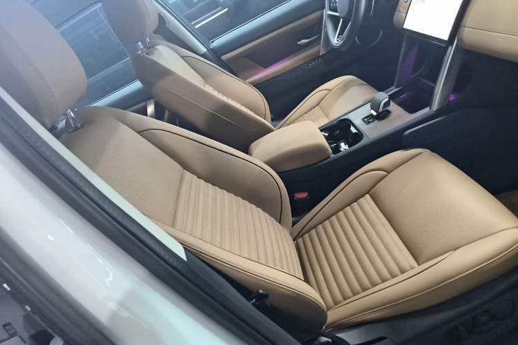 Used Land Rover Discovery Sport 2025 249 PS Performance Tech Edition Right Front Seat