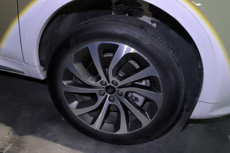 Used Land Rover Discovery Sport 2025 249 PS Performance Tech Edition Right Front Wheel Hub