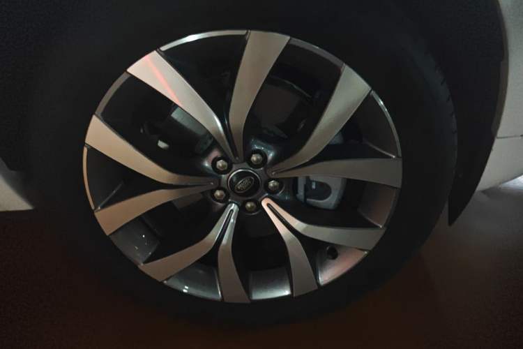 Used Land Rover Discovery Sport 2025 249 PS Performance Tech Edition Right Front Wheel Hub