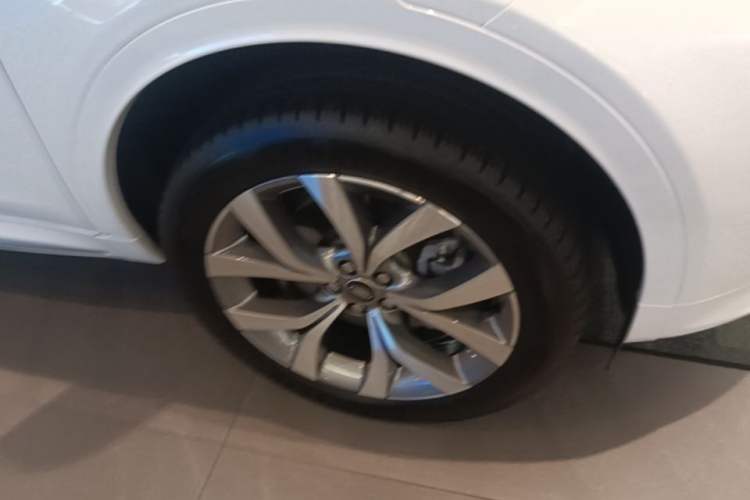 Used Land Rover Discovery Sport 2025 249 PS Performance Tech Edition Right Front Wheel Hub
