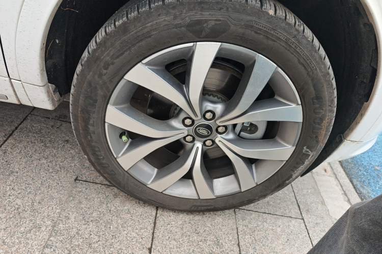 Used Land Rover Discovery Sport 2025 249 PS Performance Tech Edition Right Front Wheel Hub