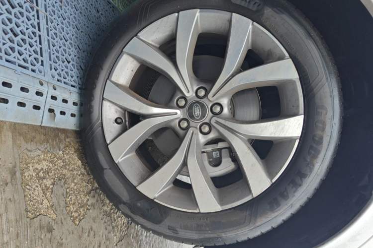 Used Land Rover Discovery Sport 2025 249 PS Performance Tech Edition Right Front Wheel Hub