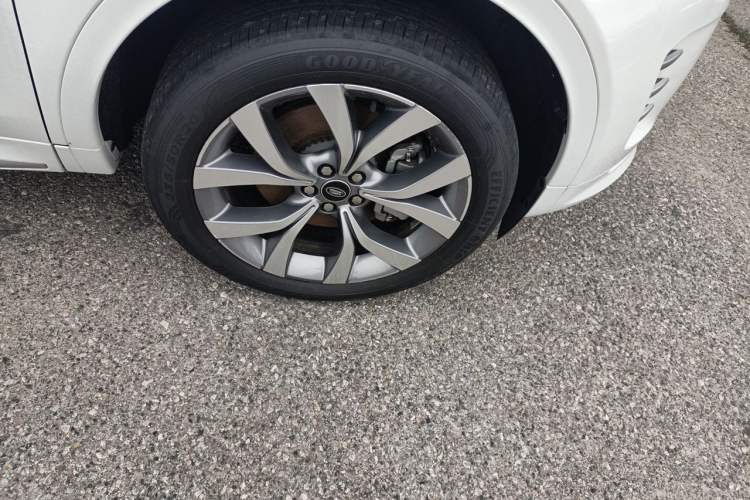 Used Land Rover Discovery Sport 2025 249 PS Performance Tech Edition Right Front Wheel Hub