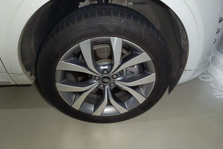 Used Land Rover Discovery Sport 2025 249 PS Performance Tech Edition Right Front Wheel Hub