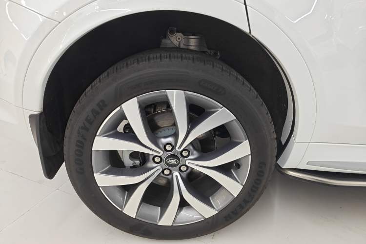 Used Land Rover Discovery Sport 2025 249 PS Performance Tech Edition Right Rear Wheel Hub