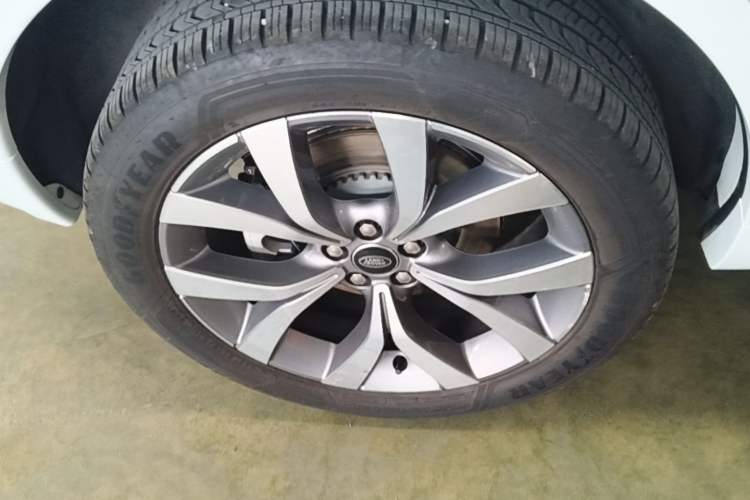 Used Land Rover Discovery Sport 2025 249 PS Performance Tech Edition Right Rear Wheel Hub