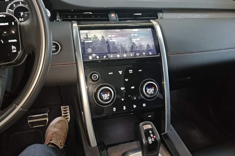 Used Land Rover Discovery Sport New Energy 2021 P300e Performance Tech Edition Audio And AC Panel