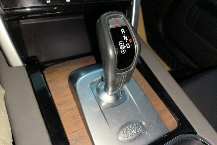Used Land Rover Discovery Sport New Energy 2021 P300e Performance Tech Edition Gear Lever