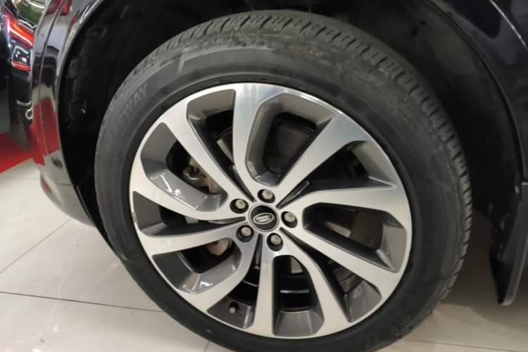 Used Land Rover Discovery Sport New Energy 2021 P300e Performance Tech Edition Left Front Wheel Hub
