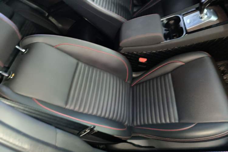Used Land Rover Discovery Sport New Energy 2021 P300e Performance Tech Edition Right Front Seat