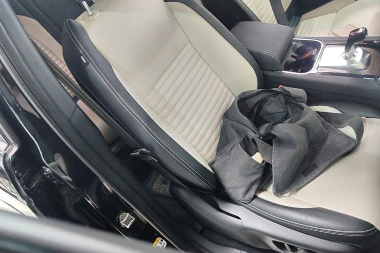 Used Land Rover Discovery Sport New Energy 2021 P300e Performance Tech Edition Right Front Seat