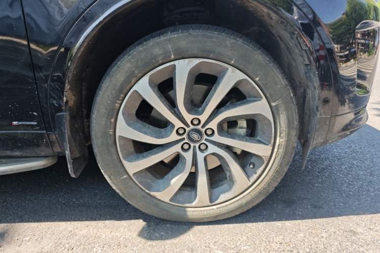 Used Land Rover Discovery Sport New Energy 2021 P300e Performance Tech Edition Right Front Wheel Hub