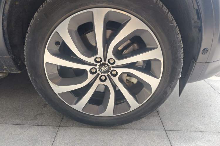 Used Land Rover Discovery Sport New Energy 2021 P300e Performance Tech Edition Right Front Wheel Hub