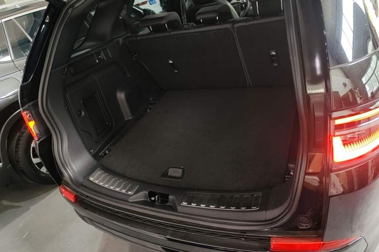 Used Land Rover Discovery Sport New Energy 2021 P300e Performance Tech Edition Trunk