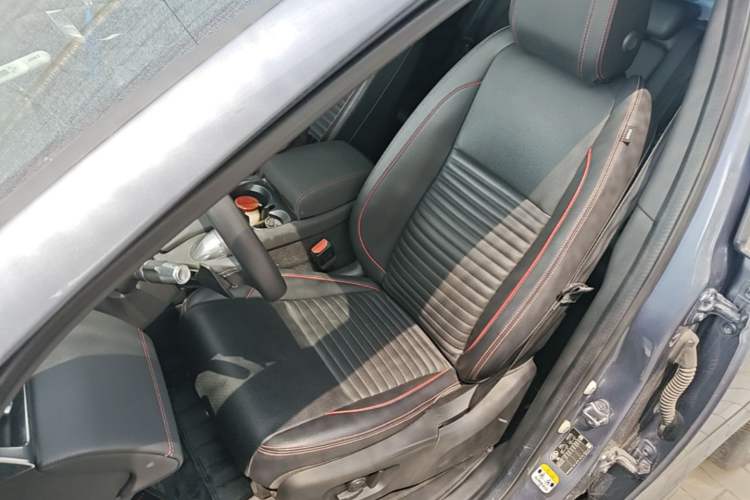 Used Land Rover Discovery Sport New Energy 2021 P300e Performance Tech Edition Left Front Seat